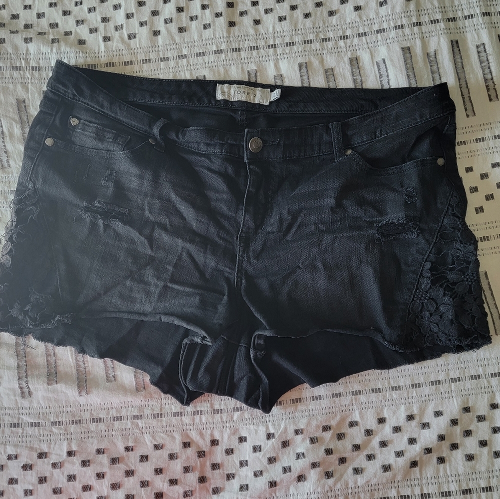 Torrid size 20 black distressed lace-side shorts